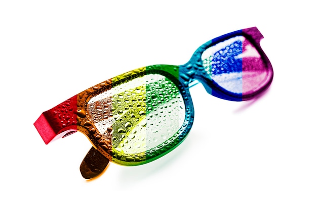 Солнцезащитные очки с прозрачным радужным флагом ЛГБТ-сообщества с каплями росы. Концепция: ЛГБТ-движение.
