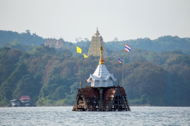 Sangkhlaburi、カンチャナブリ、タイの沈没した寺院と鐘楼