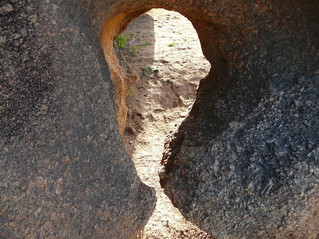 Фото Солнечный свет падает на скалу