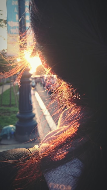 Photo sunlight falling woman hair