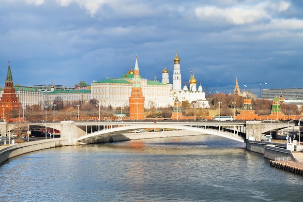 Фото Солнечный свет осветил московский кремль осенью