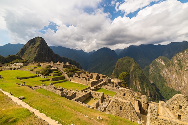 Luce solare a machu picchu, in perù, con cielo scenico