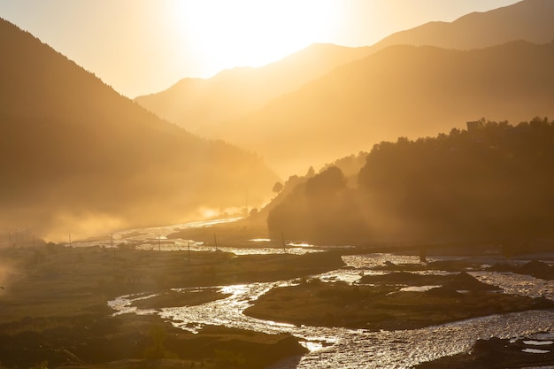 조지아의 산 강을 배경으로 산의 햇빛