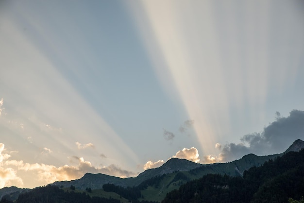 사진 하늘을 배경으로 산맥을 가로질러 흐르는  ⁇ 빛