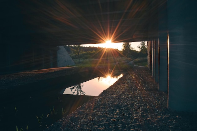 Foto la luce del sole che scorre dalla finestra sul lago durante il tramonto