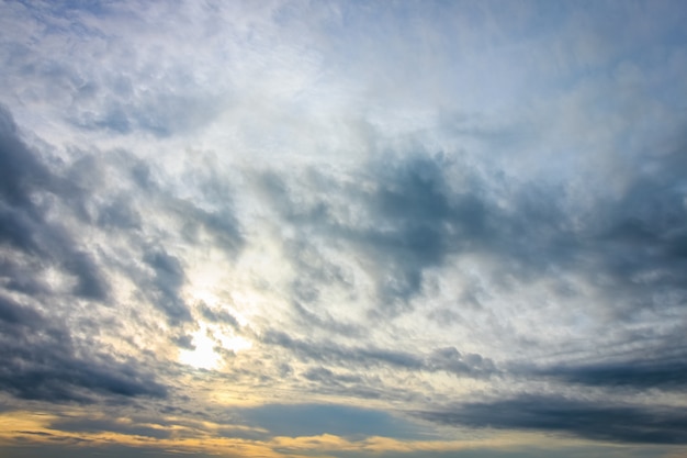 La luce del sole attraverso le nuvole bianche