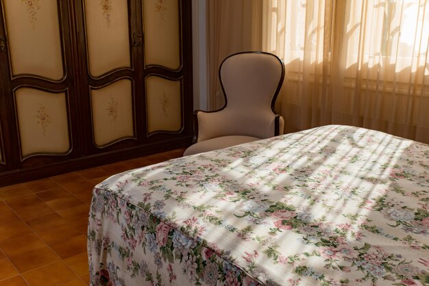 写真 太陽に照らされたアンティークスタイルのベッドルーム