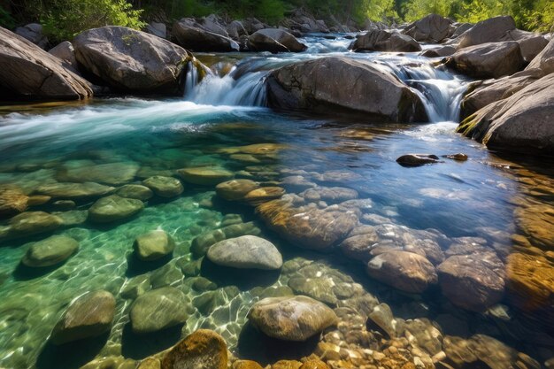 Foto fiume illuminato dal sole con acqua scintillante e rocce