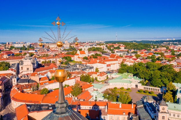 Scena di vista aerea della città vecchia di vilnius aerea soleggiata. tetti rossi di vilnius dalla vista a volo d'uccello - vilnius - la capitale della lituania