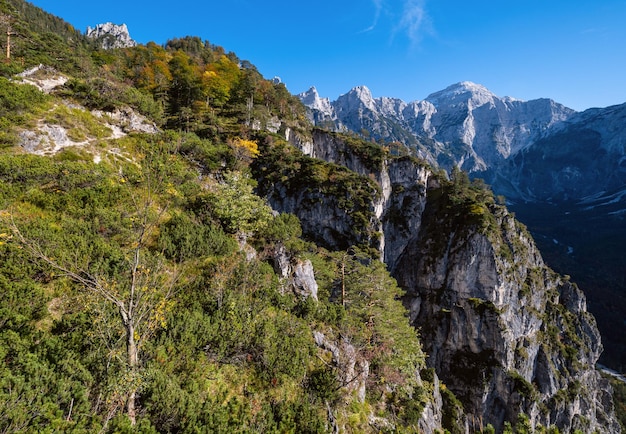 日当たりの良い秋の高山のシーン アッパー オーストリアの Almsee 湖近くのハイキング パスからの静かな岩山ビュー