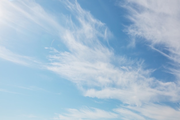 Фото Солнечный фон, голубое небо с белыми облаками, естественный фон.