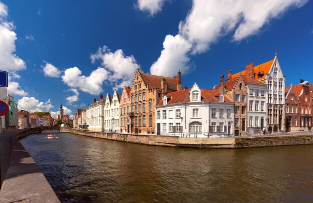 Photo sunny bruges canal spiegelrei with beautiful medieval houses belgium