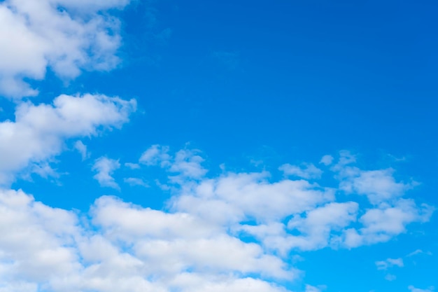 晴れて曇り空。晴れた日の美しい空