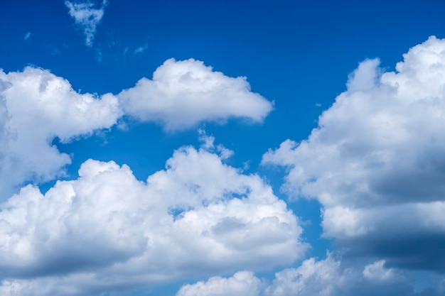 晴れて曇り空。晴れた日の美しい空