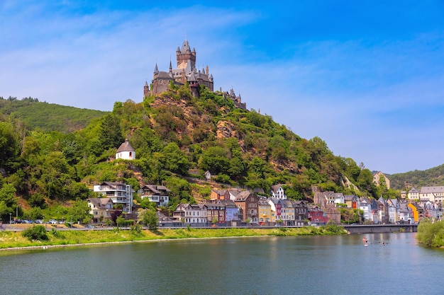 Солнечный Кохем прекрасный город на романтической реке Мозель Рейхсбург замок на холме Германия