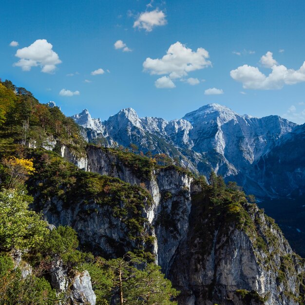 Photo sunny colorful autumn alpine scene peaceful rocky mountain view from hiking path near almsee lake upper austria