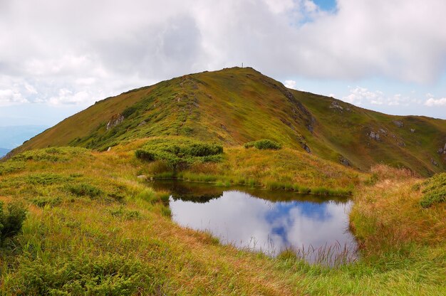 山の晴れた日の風景