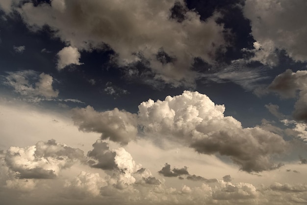 晴れた日の自然の概念 雲空の背景 曇りの天気 空に白い雲