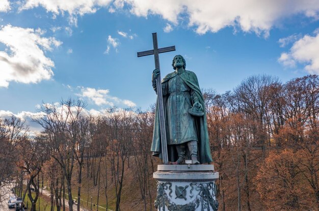 Giornata di sole vista sul monumento di san vladimir con belle nuvole autunnali kiev ucraina