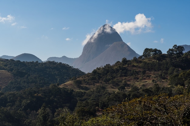 Itaipava의 산과 언덕에 구름이 있는 화창한 날 공중 보기 선택적 초점