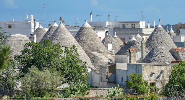 Foto impressione soleggiata delle case trulli in una città chiamata alberobello in apulia, in italia