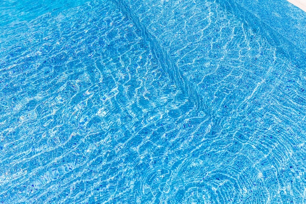 청록색과 파란색 물색이 있는 수영장의 맑은 선과 가장자리