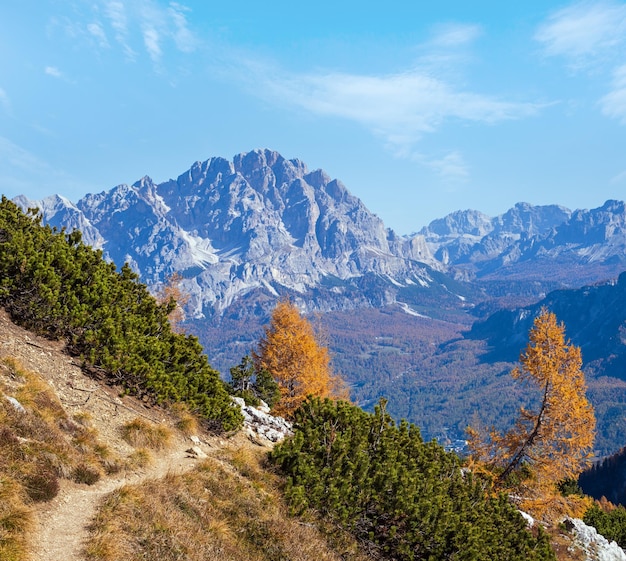 日当たりの良い絵のように美しい秋の高山ドロミテの岩山の眺め、ジャウ峠からチンクエ・トッリまでのハイキング コースからの眺め 5 つの柱または塔の岩の有名な地形スチロル イタリア