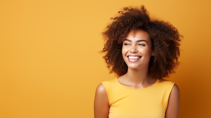 Photo sunny positivity smiling individual on a radiant yellow backdrop