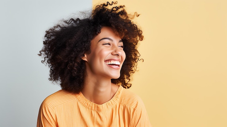 Photo sunny positivity smiling individual on a radiant yellow backdrop