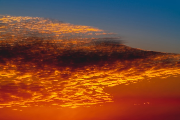 Фото Солнечный блеск на облаках. прекрасный яркий рассвет. красивый спокойный оранжевый закат. живописный сюрреалистический восход. изумительный пейзаж красного голубого облачного неба. живописный закат. атмосферные облака. фон.