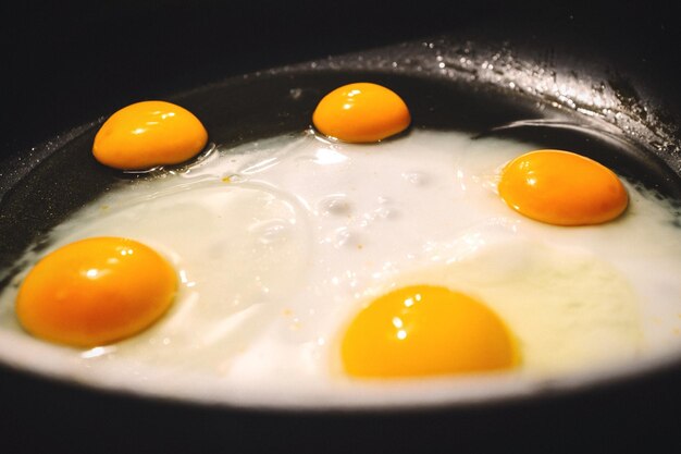 パンで揚げている卵の太陽の側面