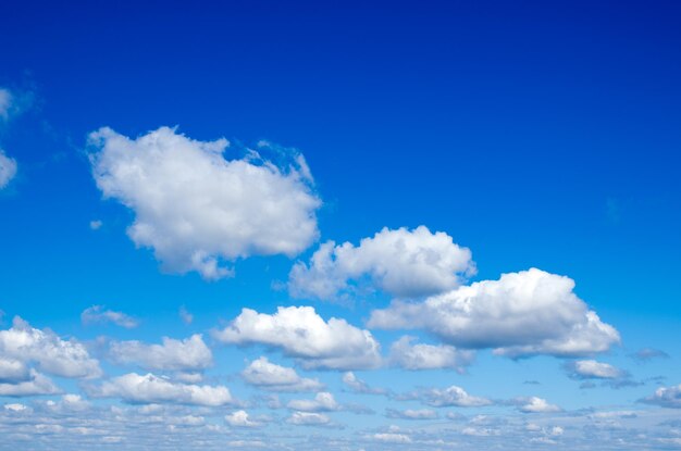 雲の晴れた空の背景