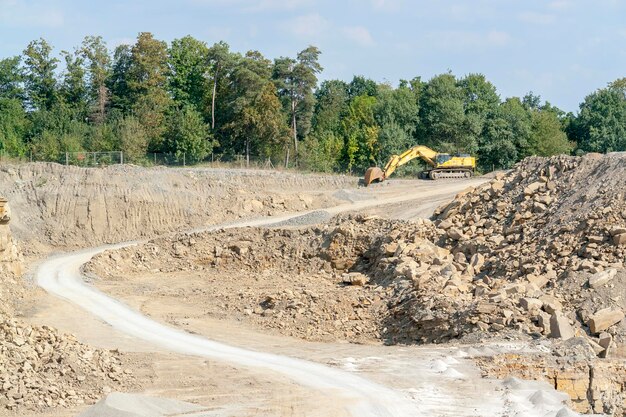 Photo sunny stone pit scenery