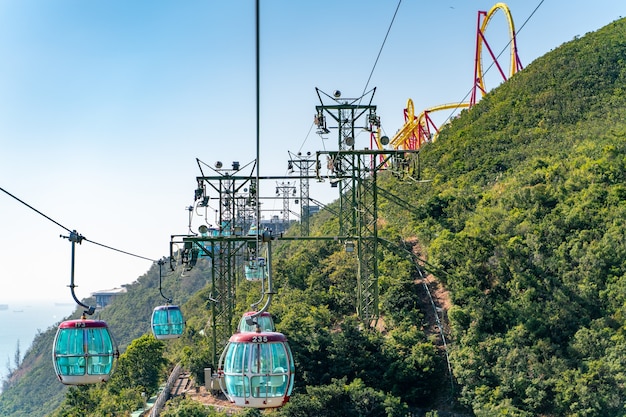 Photo the sunny view of cable car and theme park near to ocean