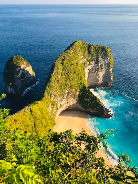 sunny weather in eastern indonesia kelingking beach