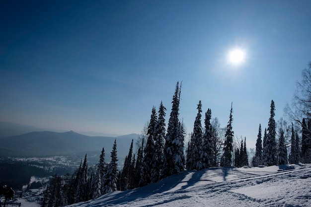 スキートラックのシェレゲシュの山々で晴れた冬の朝x9