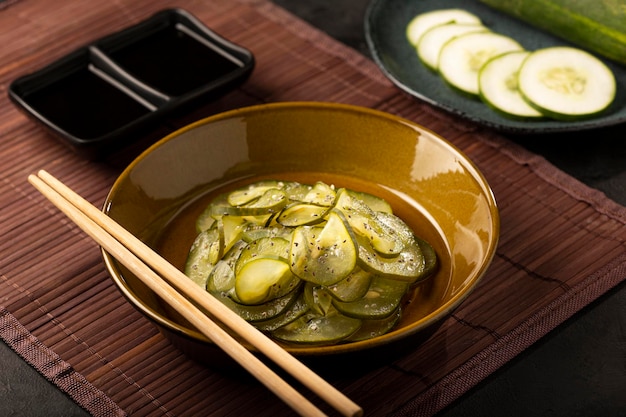Тарелка Суномоно с японским салатом из огурцов