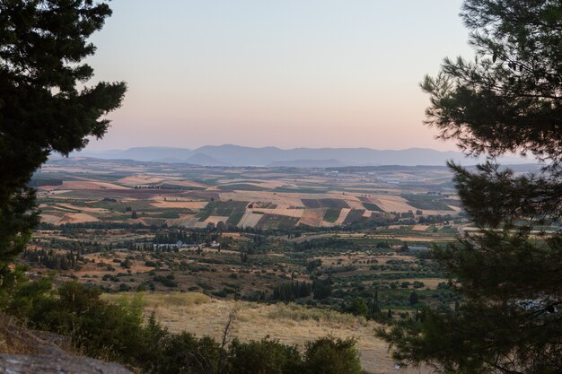 ギリシャの中央マケドニア、テッサロニキの街の近くのチョルティアティス山とハルキディキの田園地帯のサンライス風景