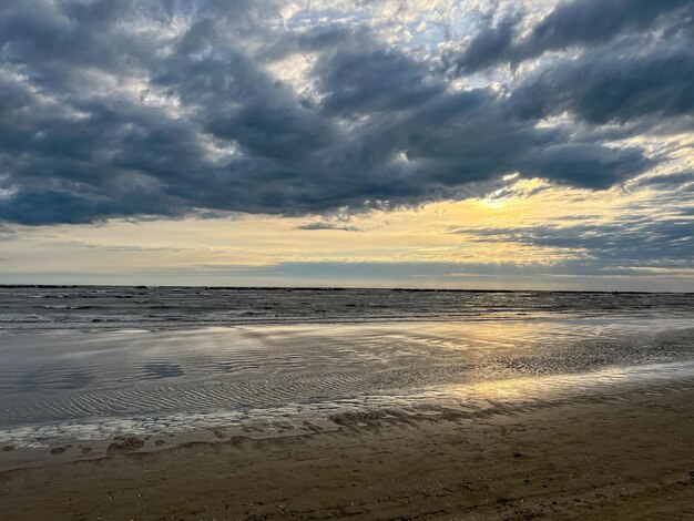 Photo sunrise among the clouds over the sea coast