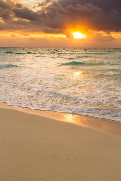 Восход солнца над пляжем Карибского моря.