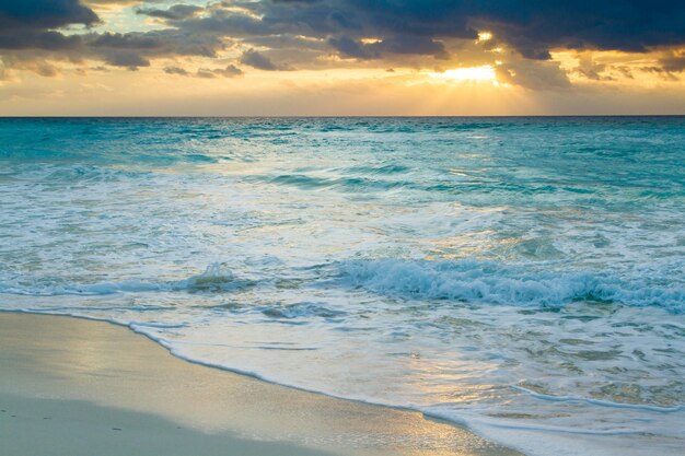 カリブ海のビーチから昇る朝日。