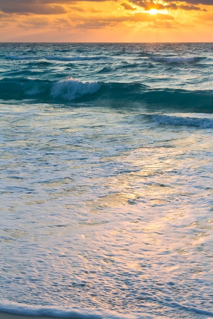 カリブ海のビーチから昇る朝日。