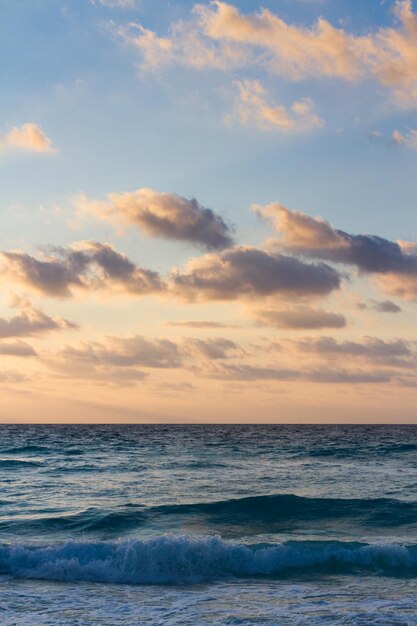 カリブ海のビーチから昇る朝日。