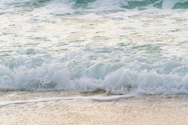 カリブ海のビーチから昇る朝日。