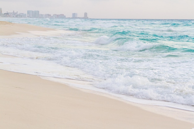 カリブ海のビーチから昇る朝日。