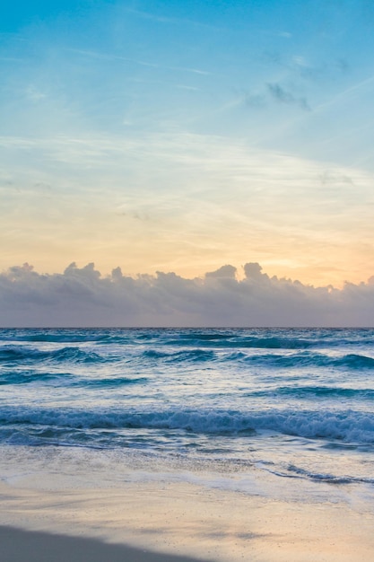カリブ海のビーチから昇る朝日。