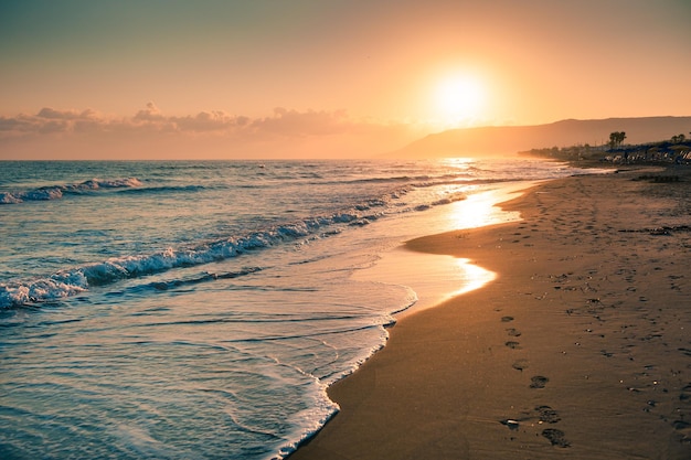 Восход солнца на пляже. Остров Крит, Греция