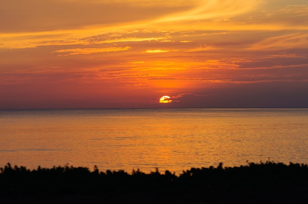 Photo sunrise on beach, samila beach songkhla, thailand