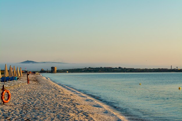 Foto alba sulla spiaggia in sardegna