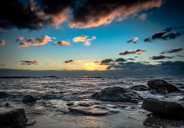 Foto spiaggia all'alba